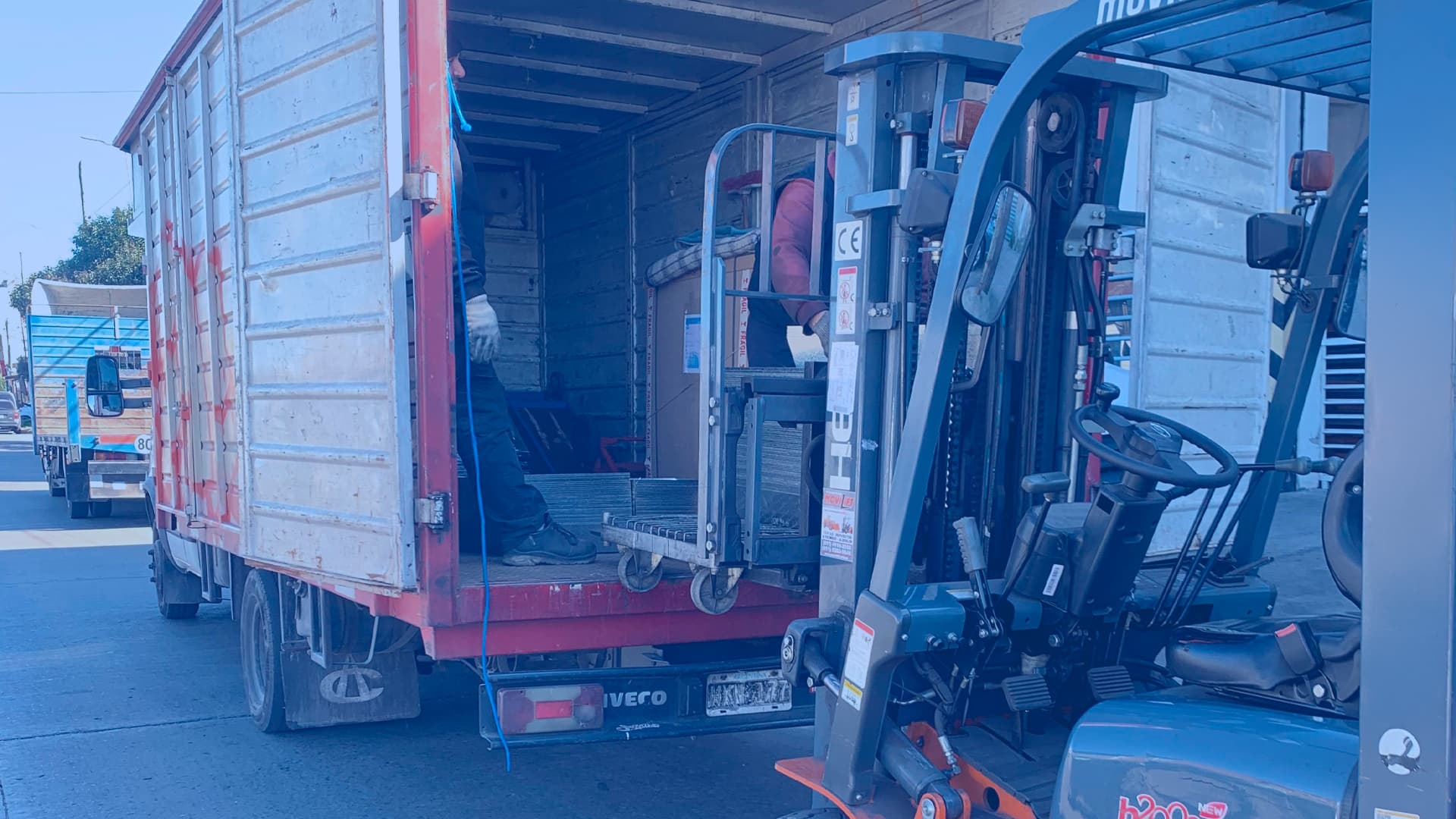 Almacén con estanterías y cajas