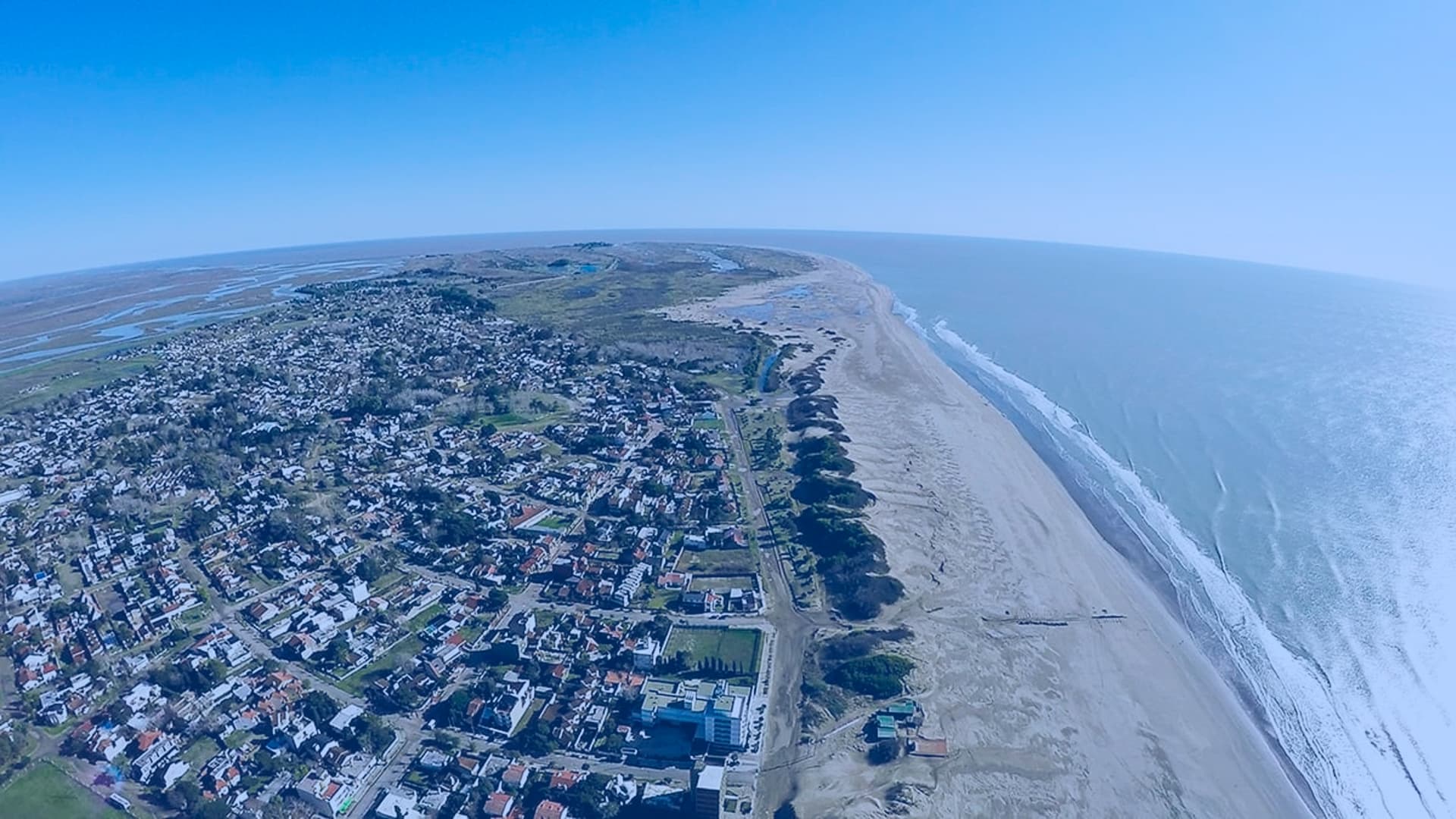 Casa en la playa con cielo azul