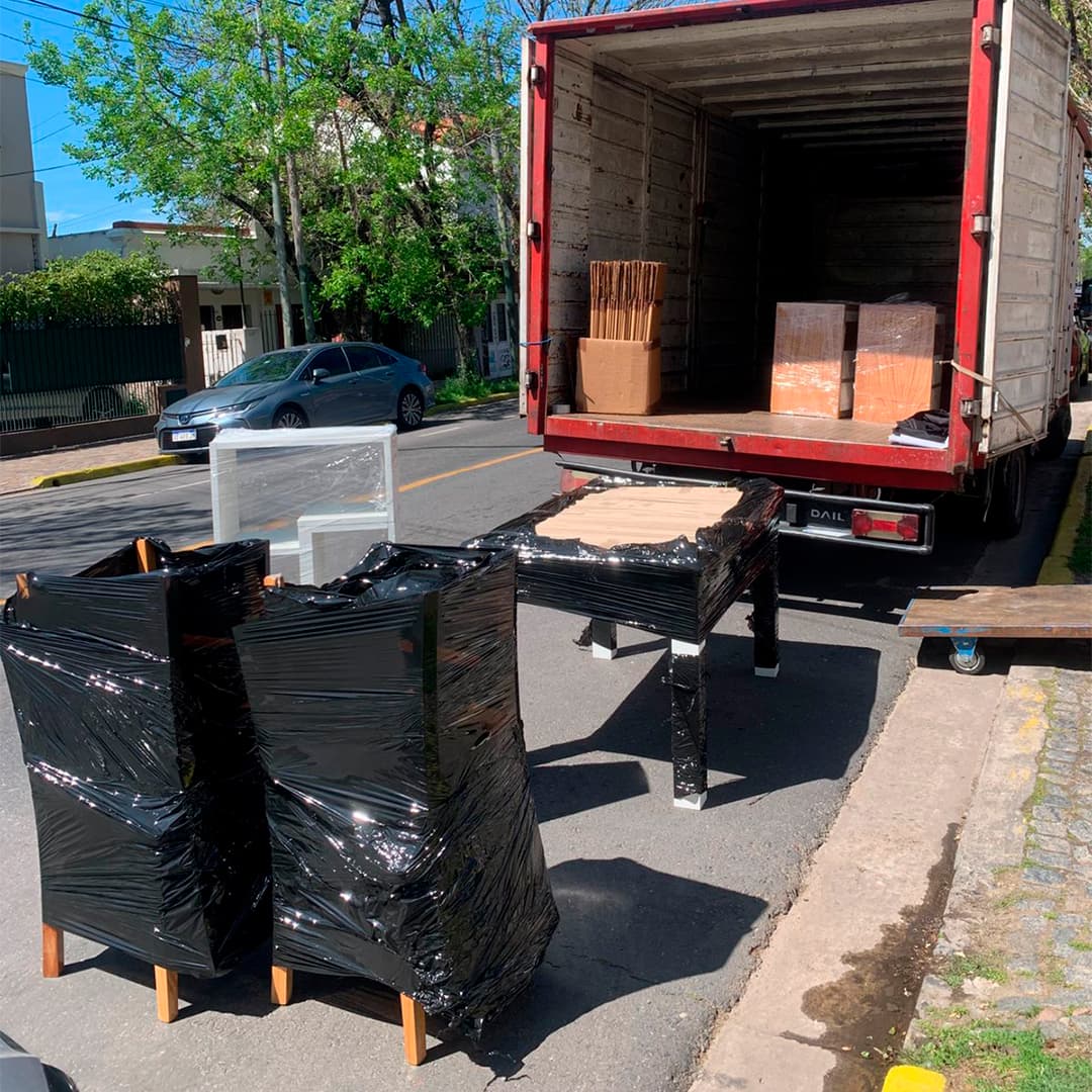 Camión de mudanza estacionado en la calle de una ciudad