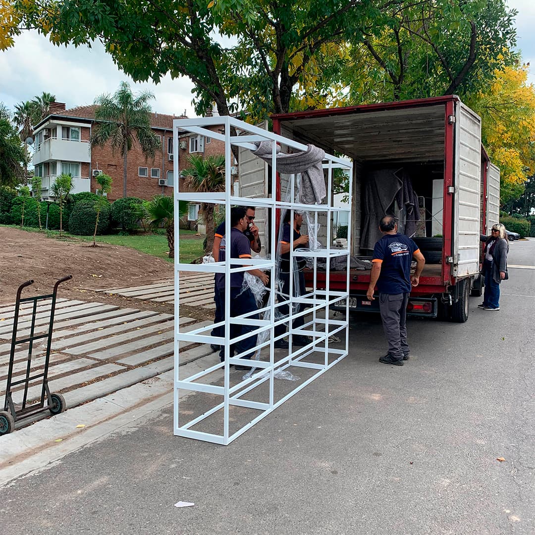 Persona embalando objetos en una caja de cartón