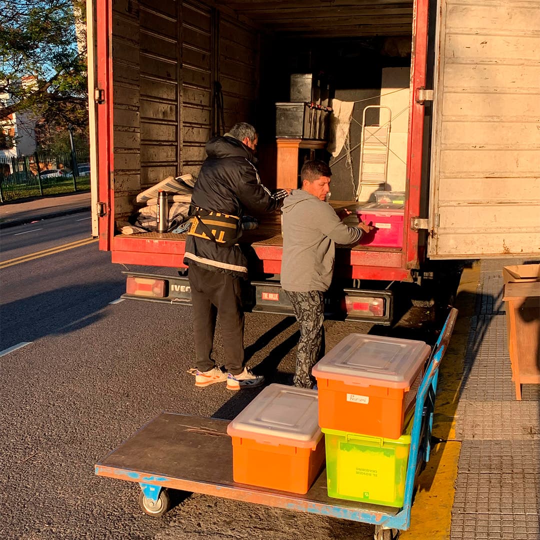 Muebles cuidadosamente apilados dentro de un camión de mudanzas