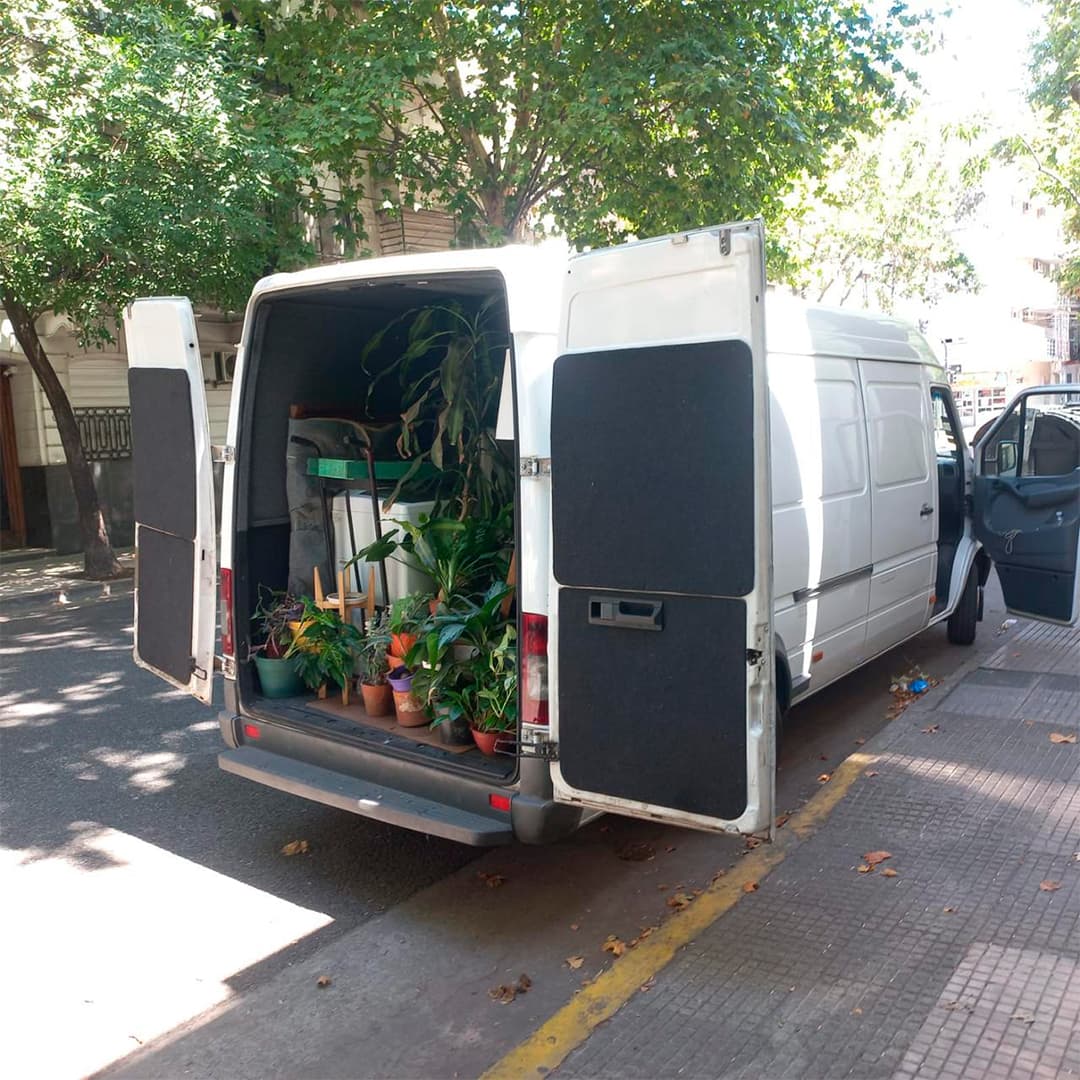 Cajas de mudanza apiladas en una habitación vacía