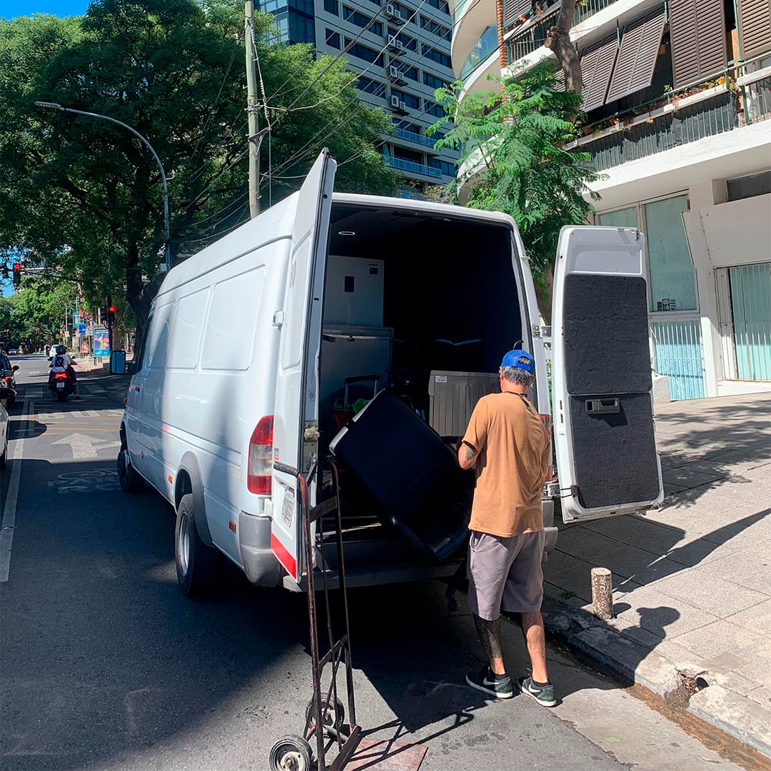 Persona llevando una caja por un pasillo