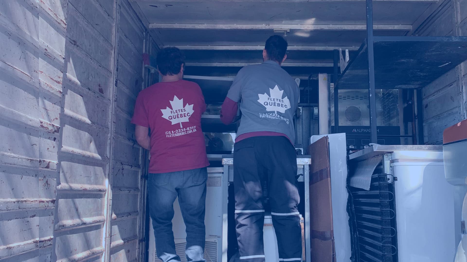 Camión de mudanza en una ciudad