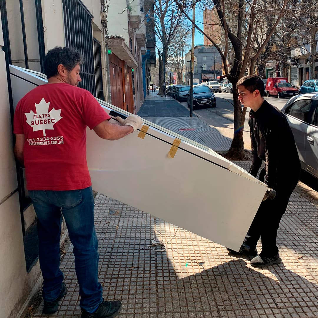 Personal de mudanza sonriendo