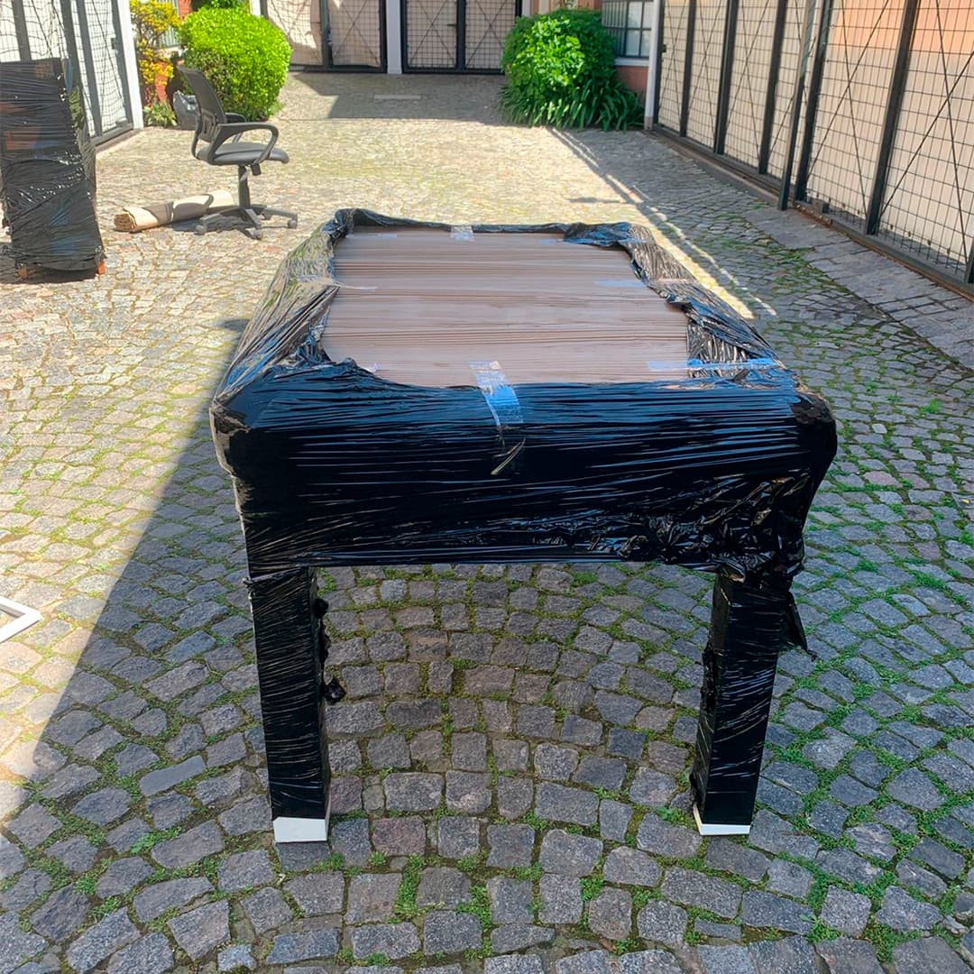 Empleado embalando un objeto frágil