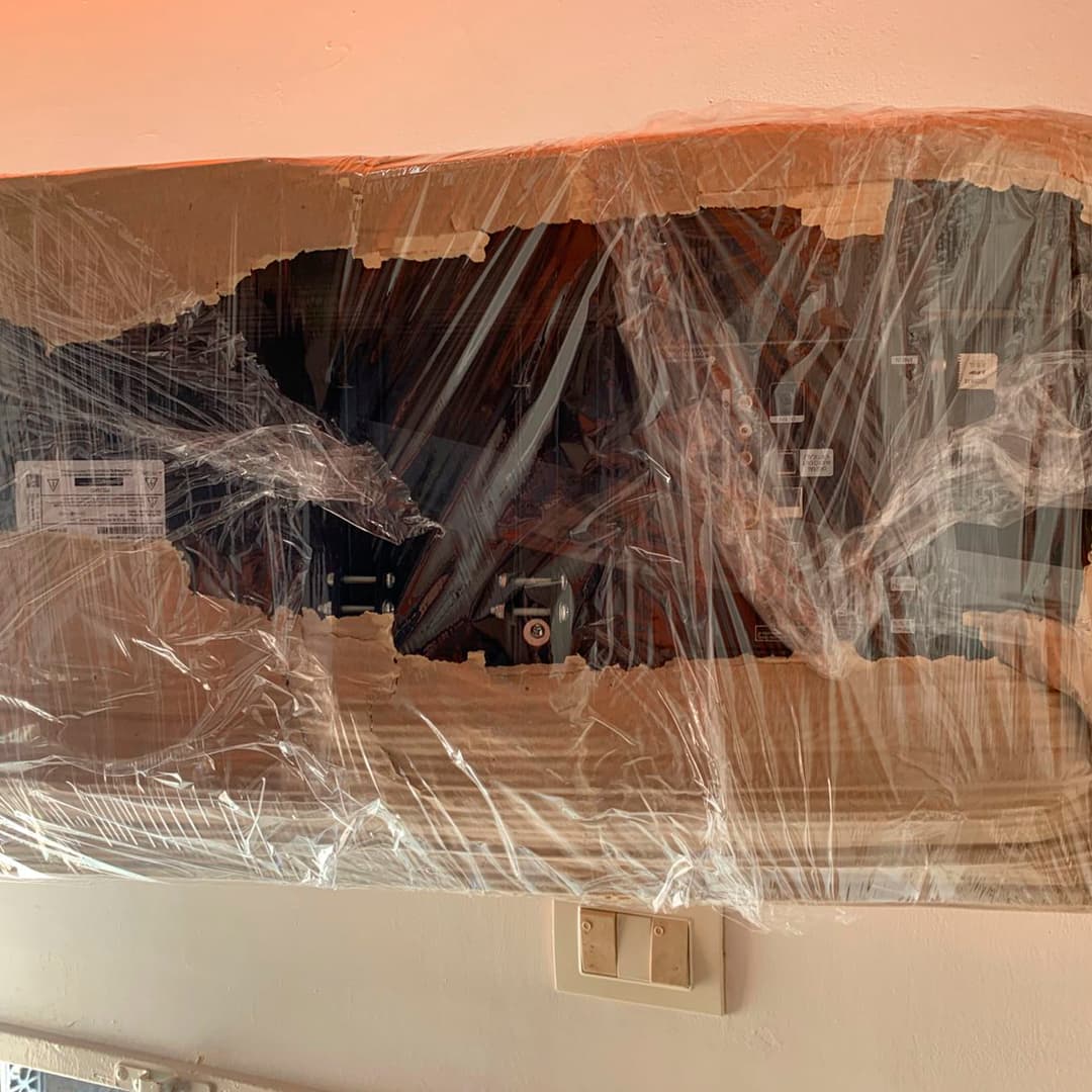 Dos trabajadores moviendo un mueble grande