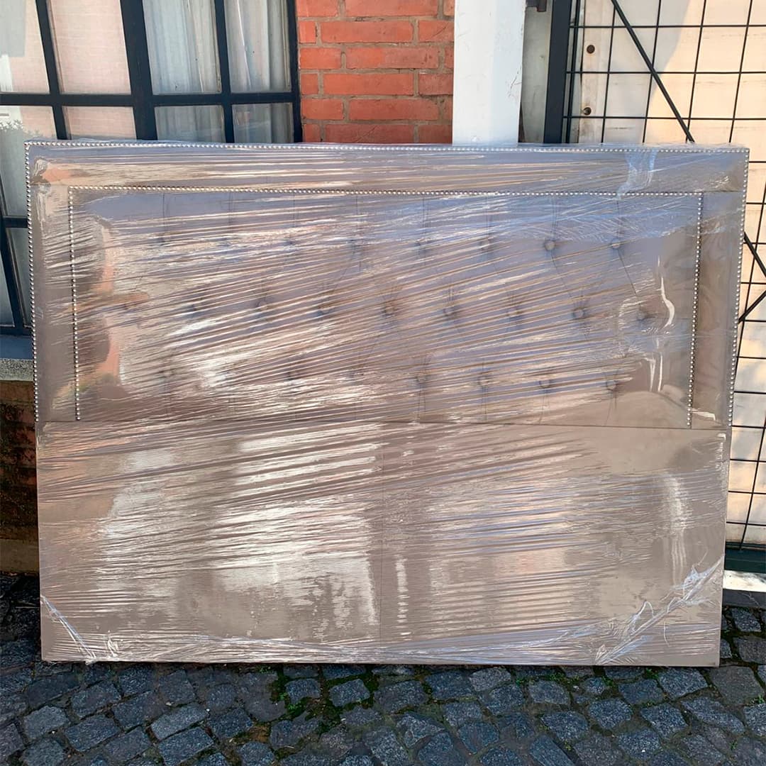 Manos cerrando una caja de mudanza