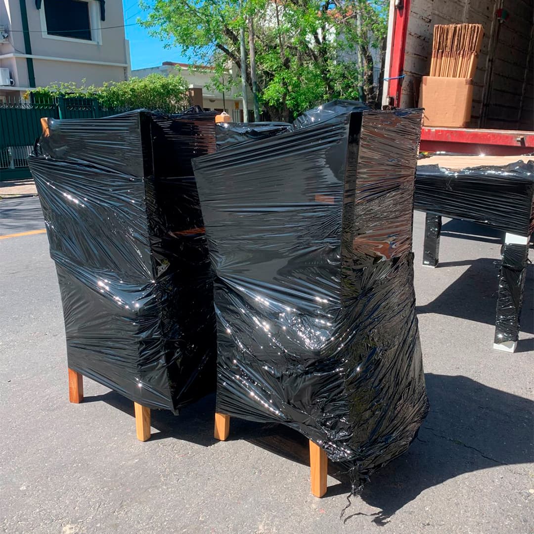 Equipo descargando cajas de un camión