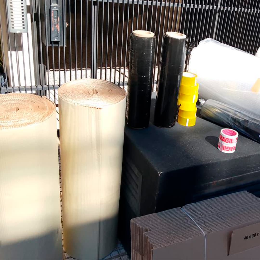 Personal asegurando la carga dentro del camión