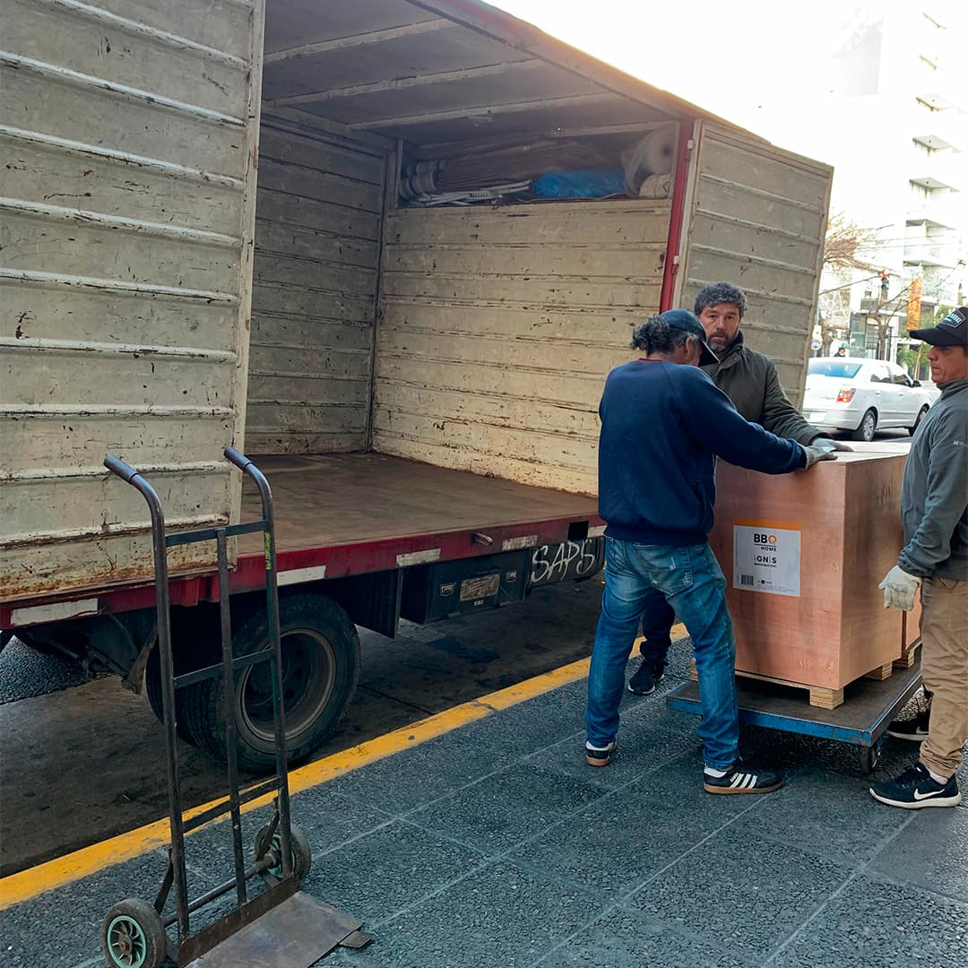 Operario moviendo pallets con una carretilla elevadora