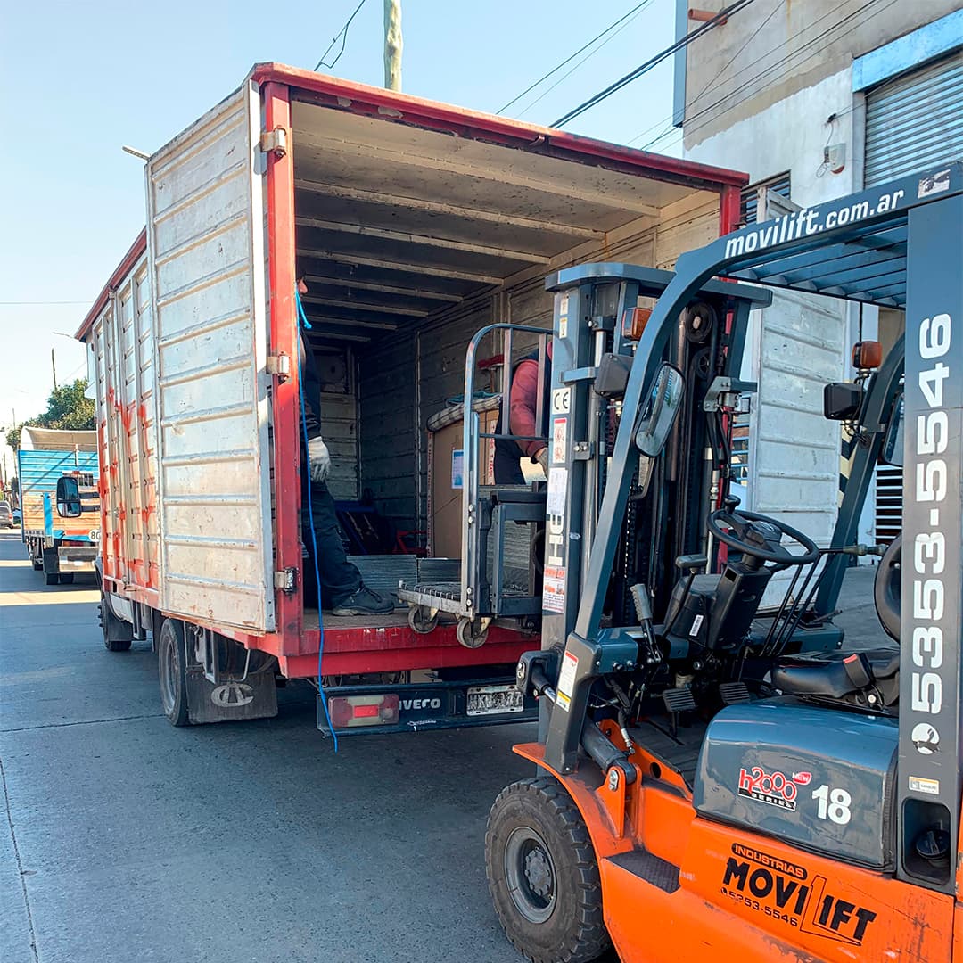 Camión en una ruta costera