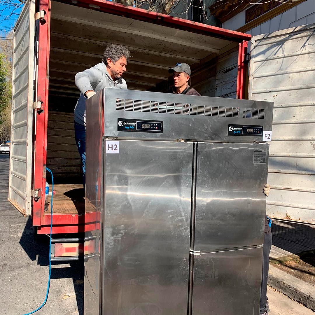 Carga pesada siendo elevada por una grúa