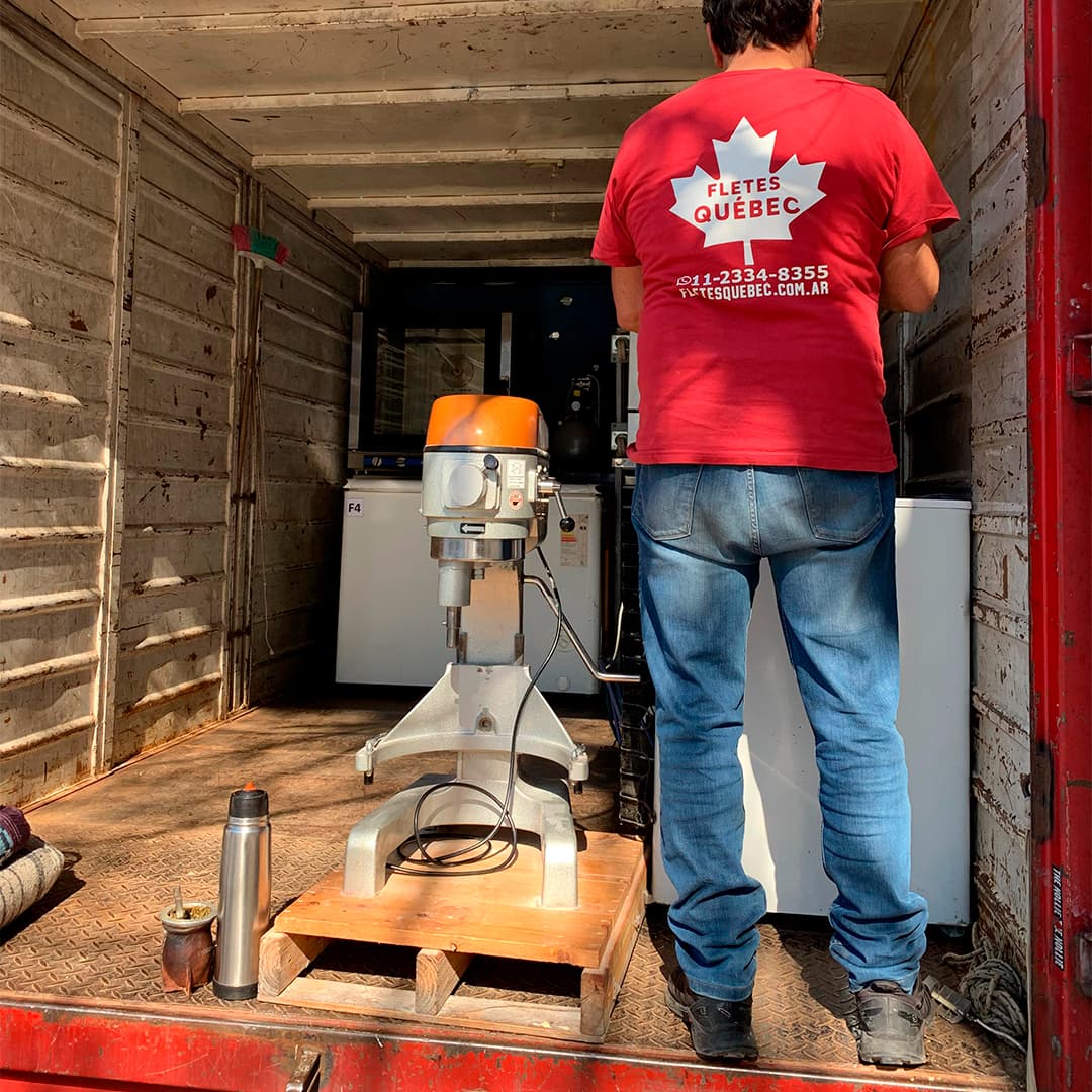 Interior de un almacén con estanterías altas