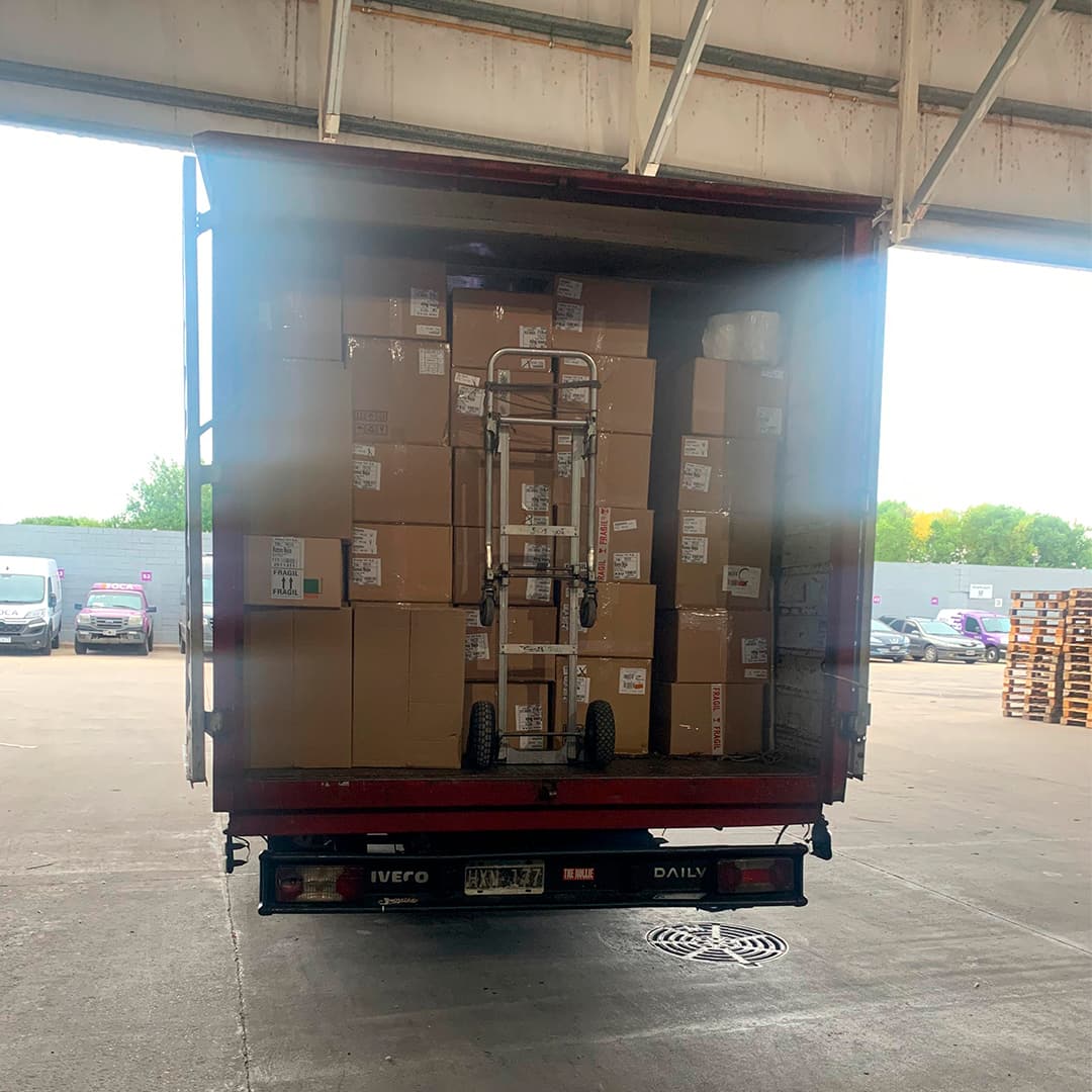 Varios camiones de la flota en un depósito