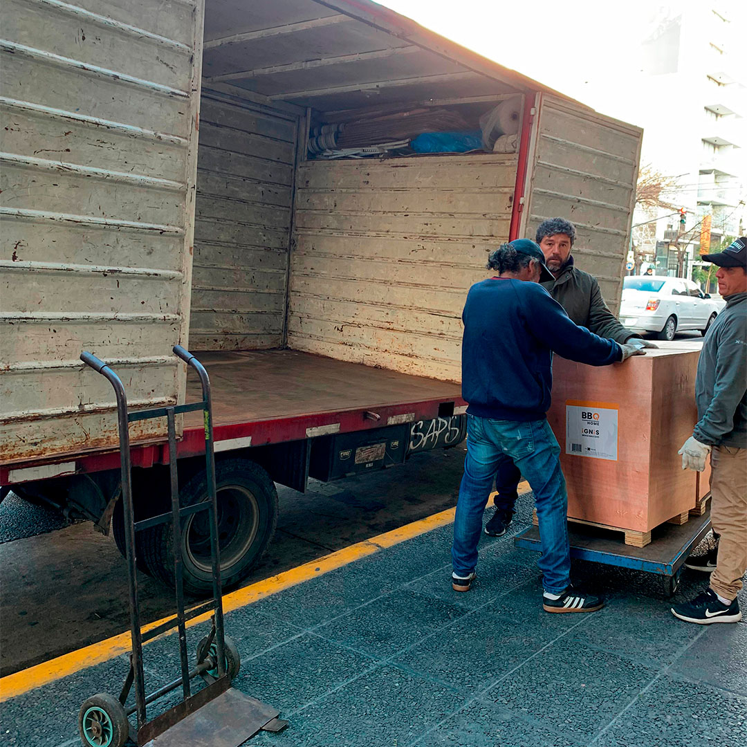 Operario moviendo pallets con una carretilla elevadora