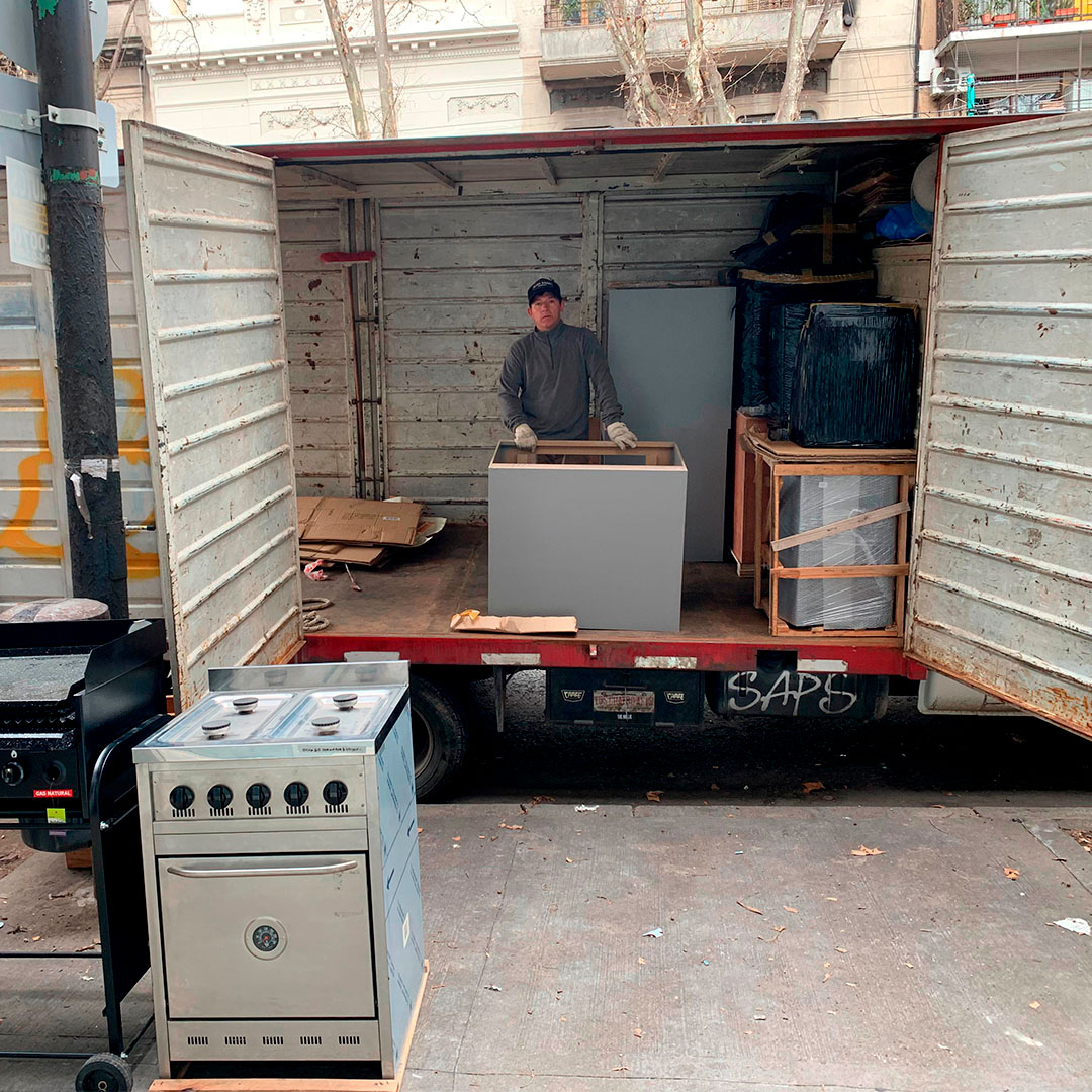 Flota de camiones de la empresa estacionada