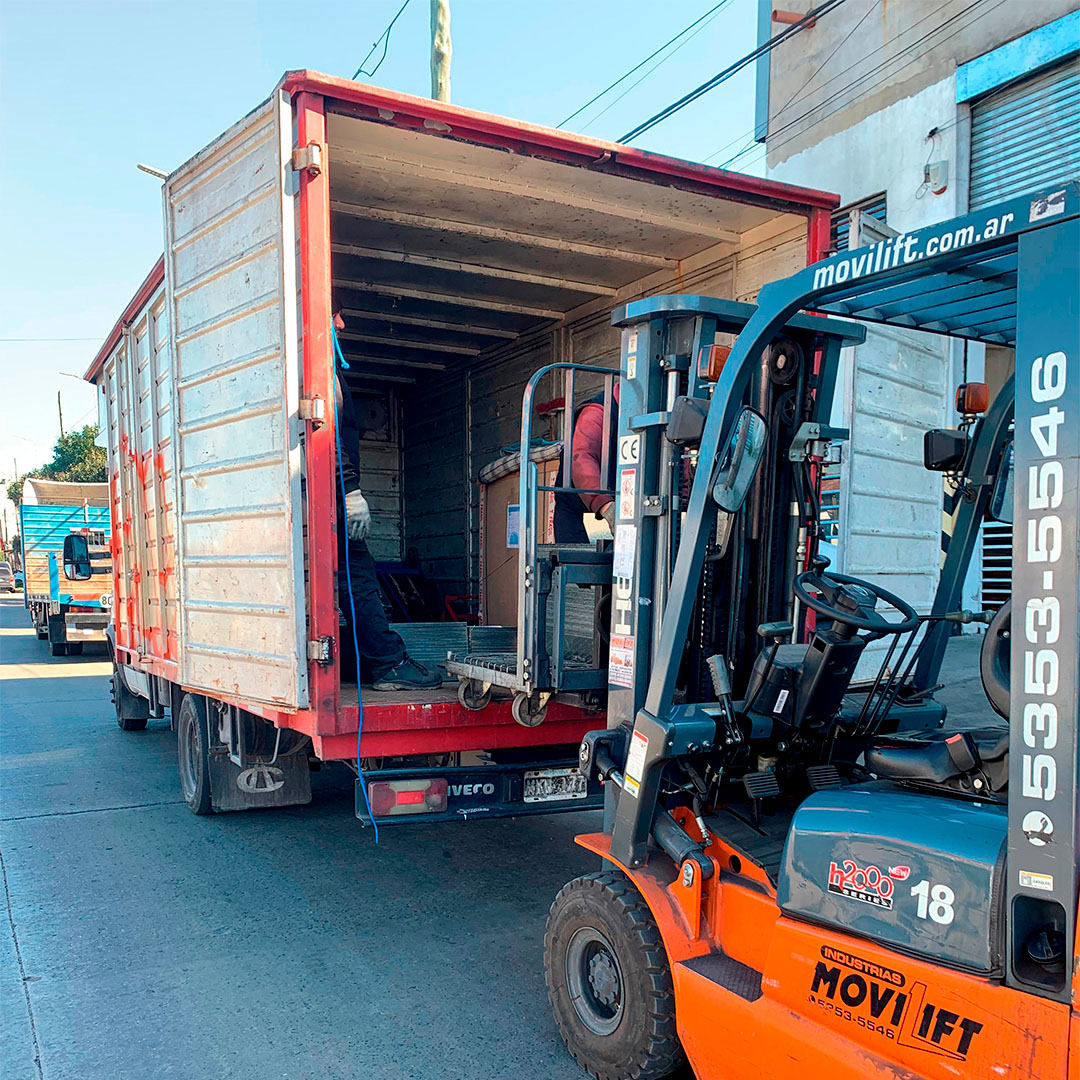 Camión en una ruta costera