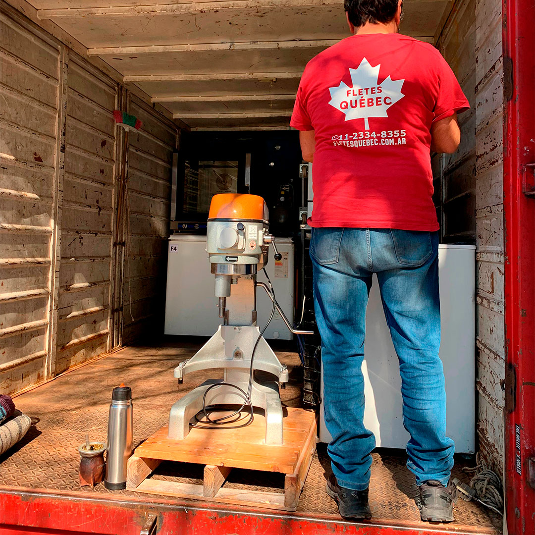 Interior de un almacén con estanterías altas
