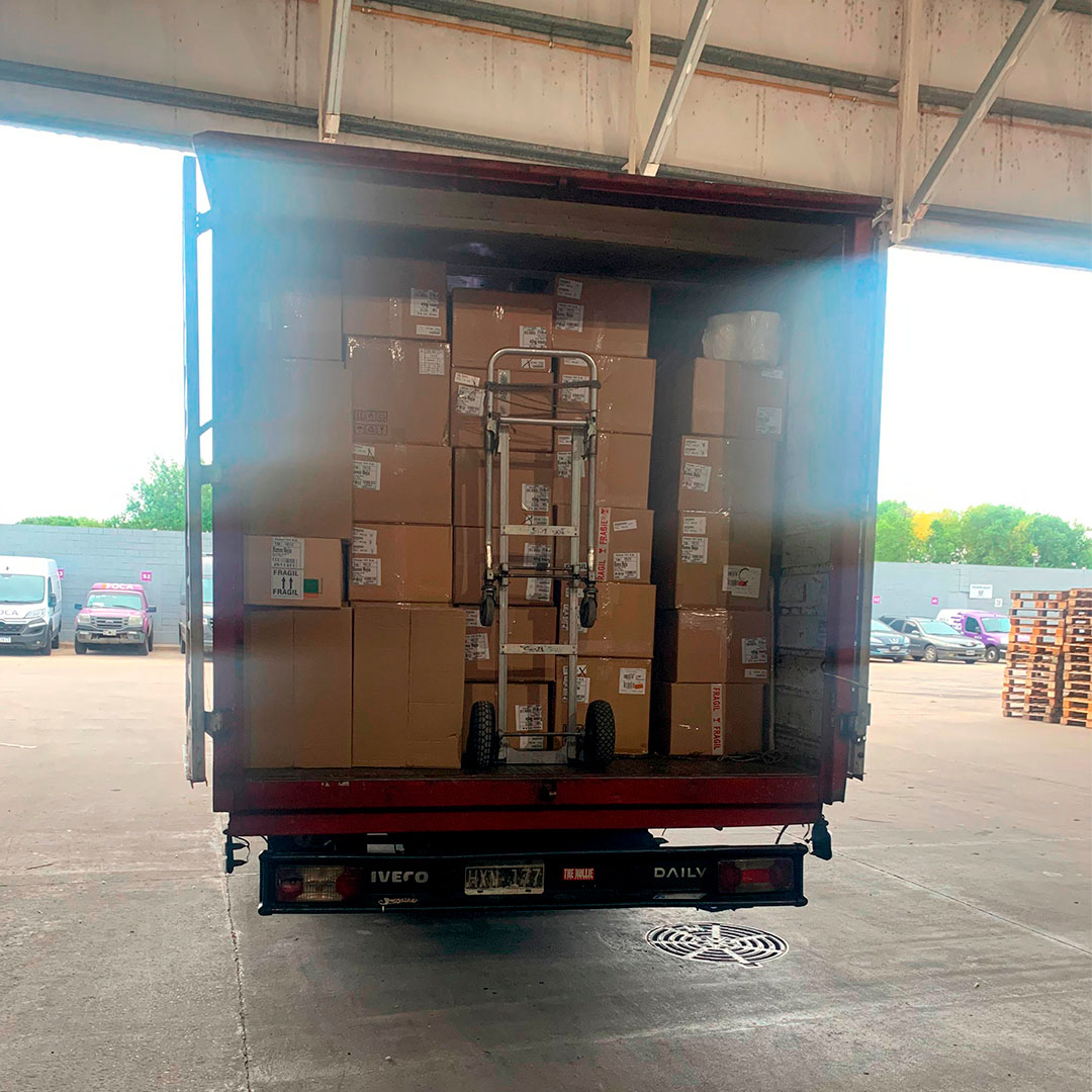 Varios camiones de la flota en un depósito