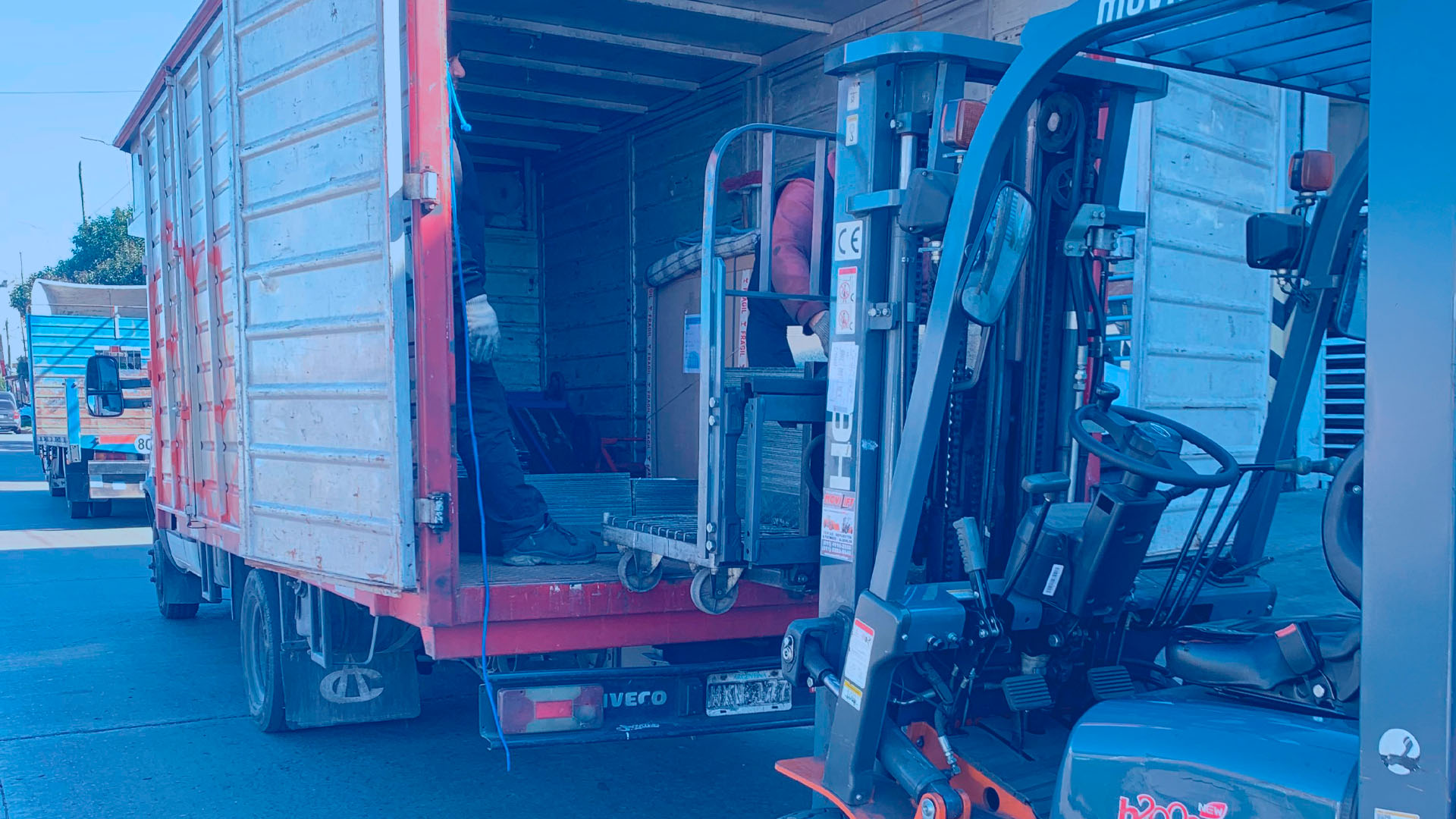 Almacén con estanterías y cajas