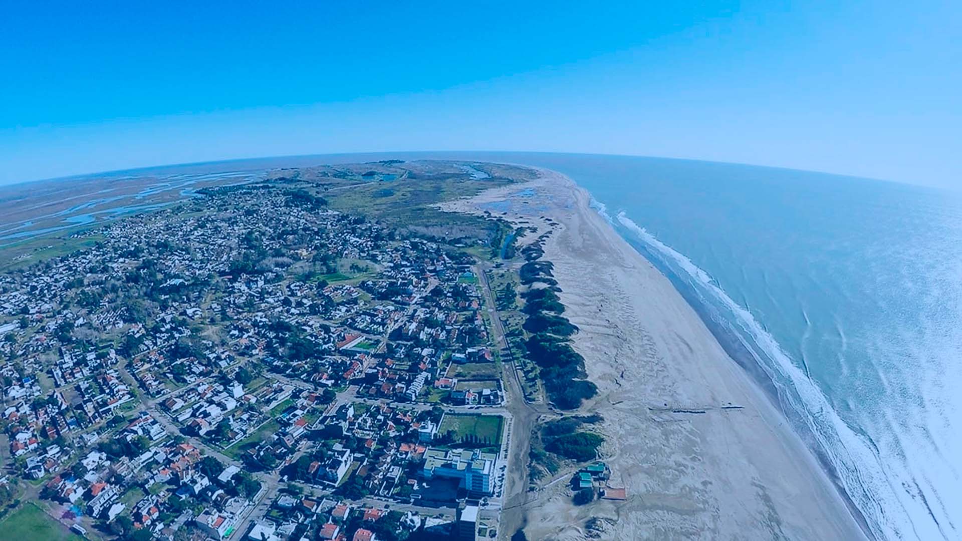 Casa en la playa con cielo azul