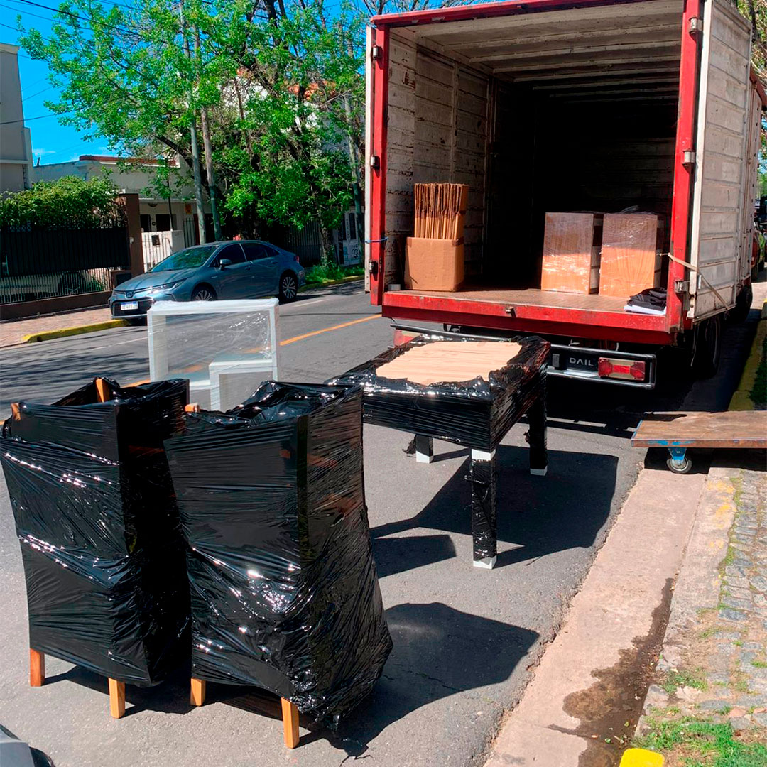 Camión de mudanza estacionado en la calle de una ciudad