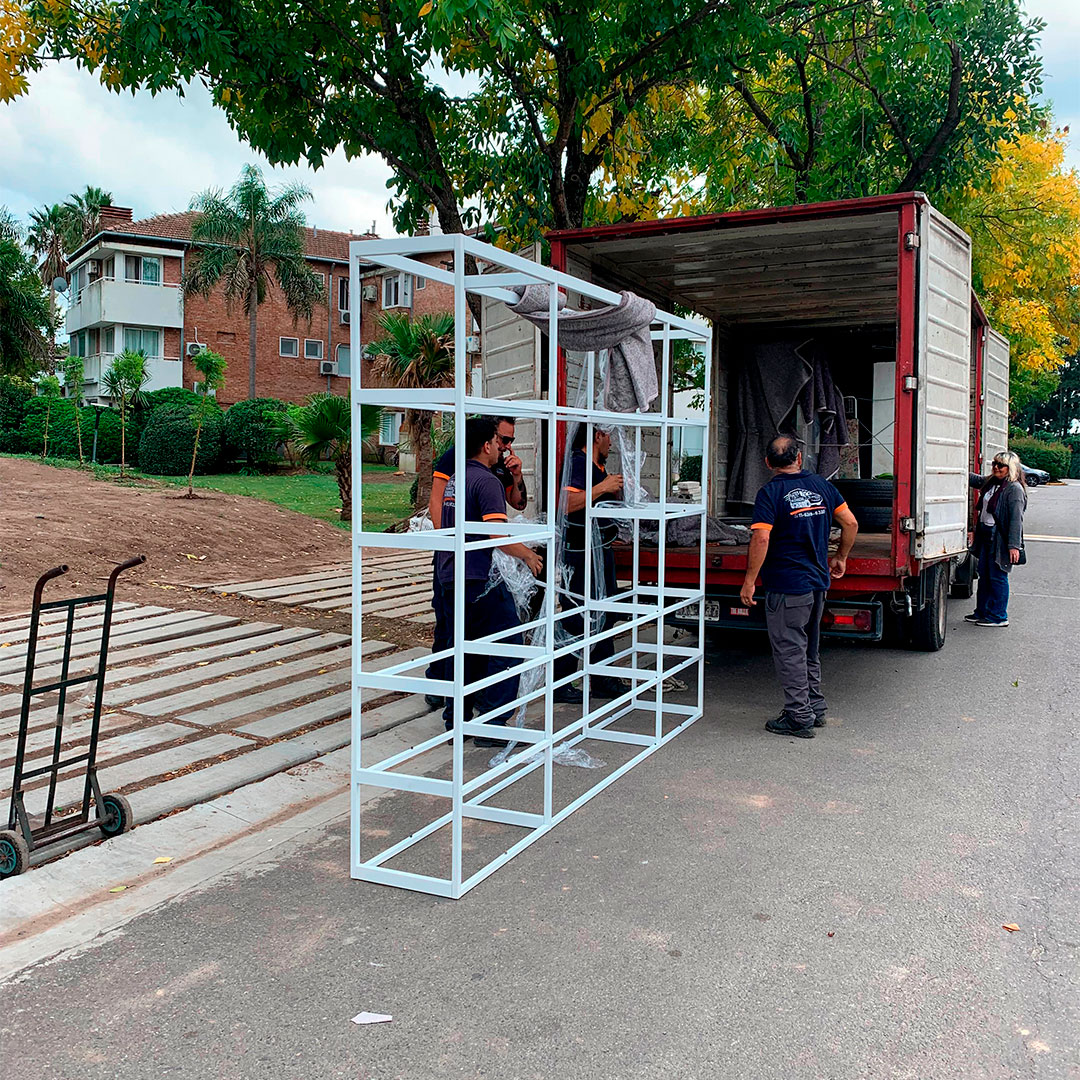 Persona embalando objetos en una caja de cartón