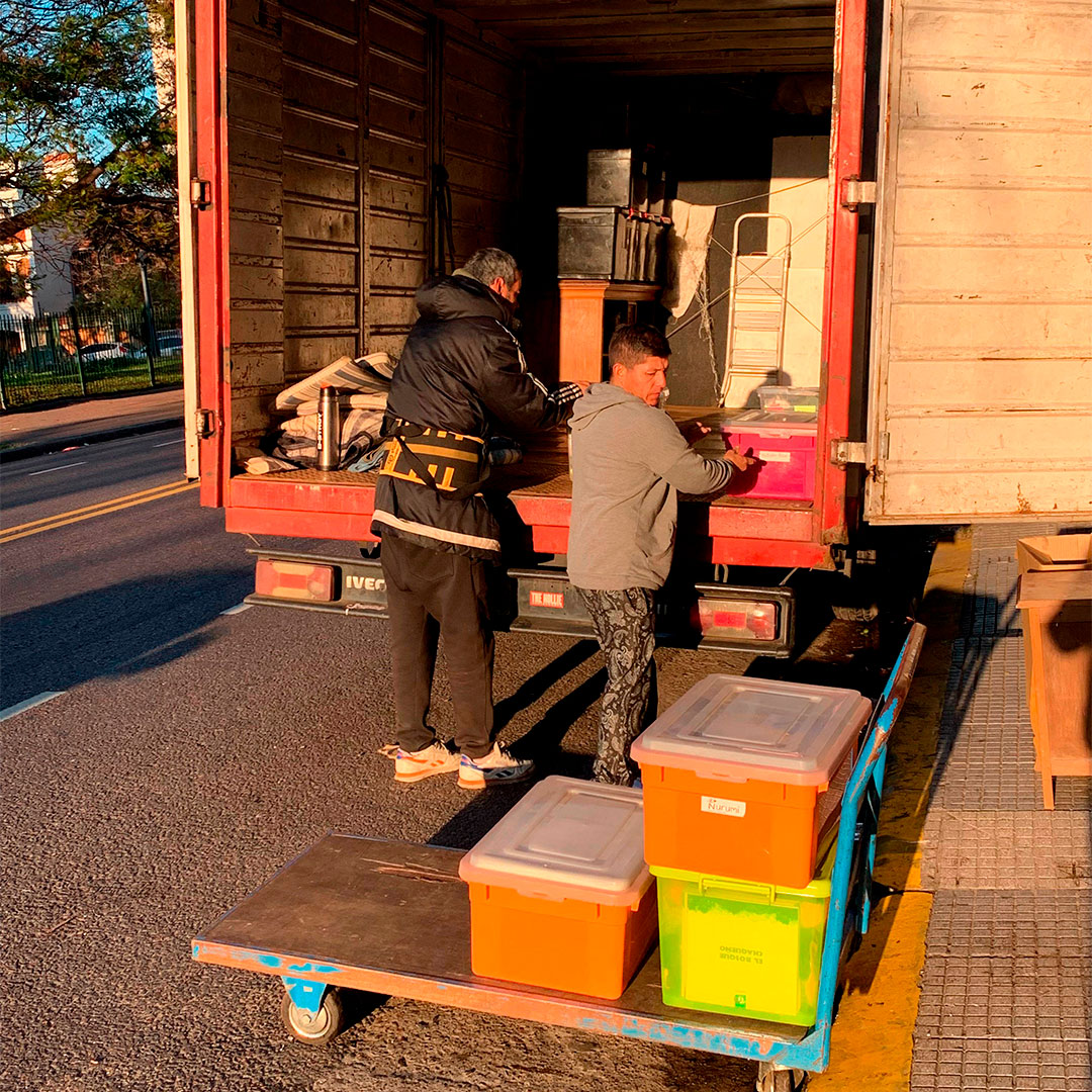 Muebles cuidadosamente apilados dentro de un camión de mudanzas