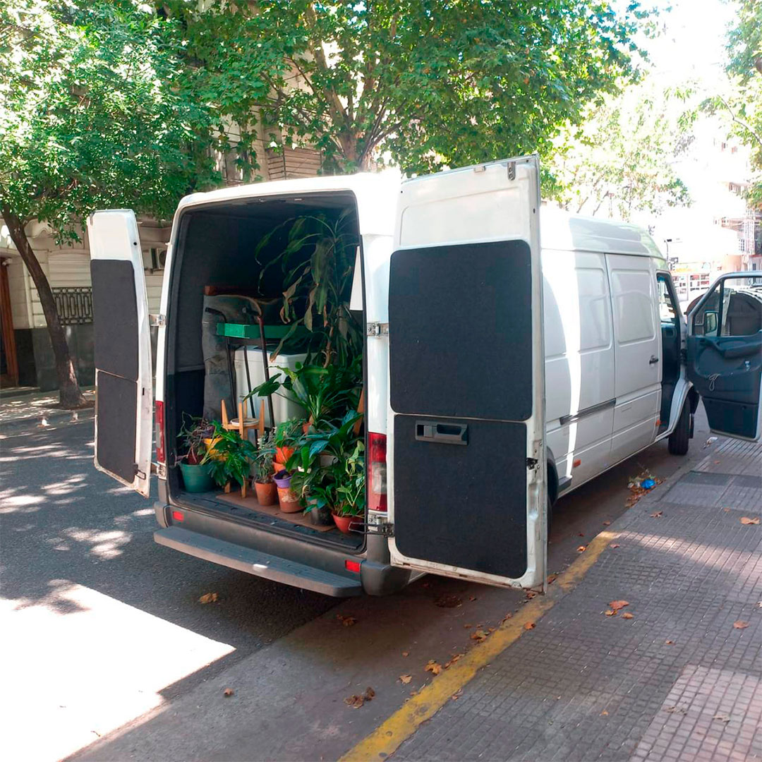 Cajas de mudanza apiladas en una habitación vacía