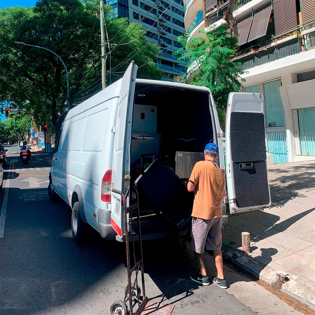 Persona llevando una caja por un pasillo