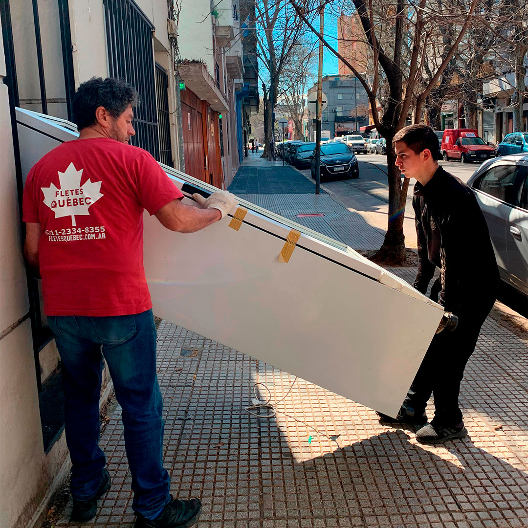 Personal de mudanza sonriendo