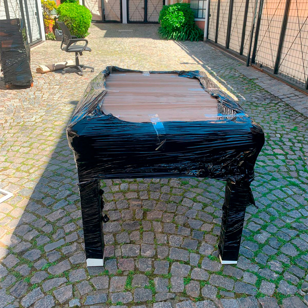 Empleado embalando un objeto frágil