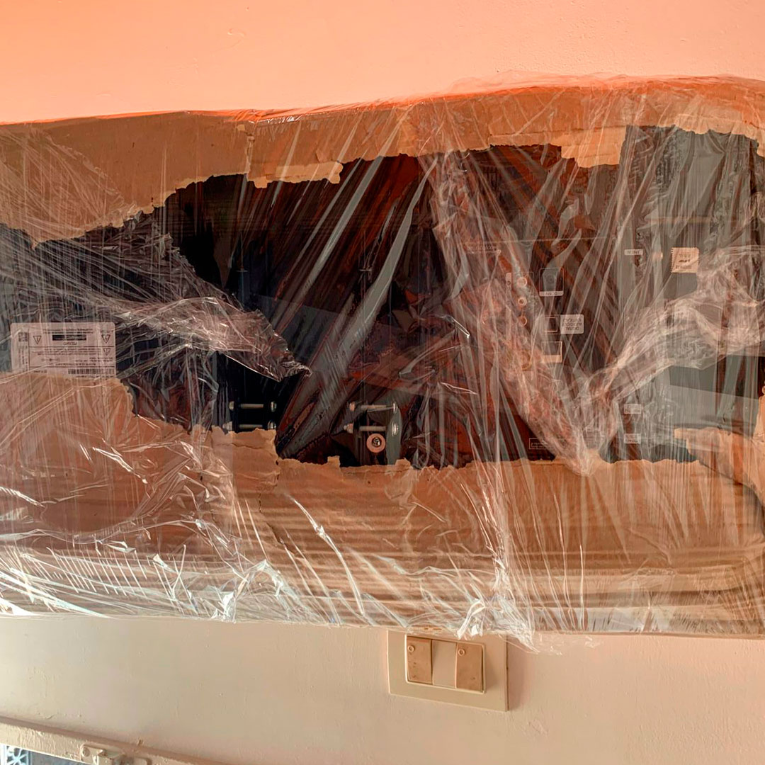 Dos trabajadores moviendo un mueble grande