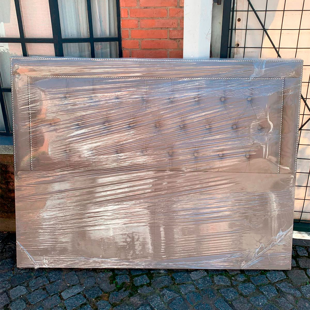 Manos cerrando una caja de mudanza