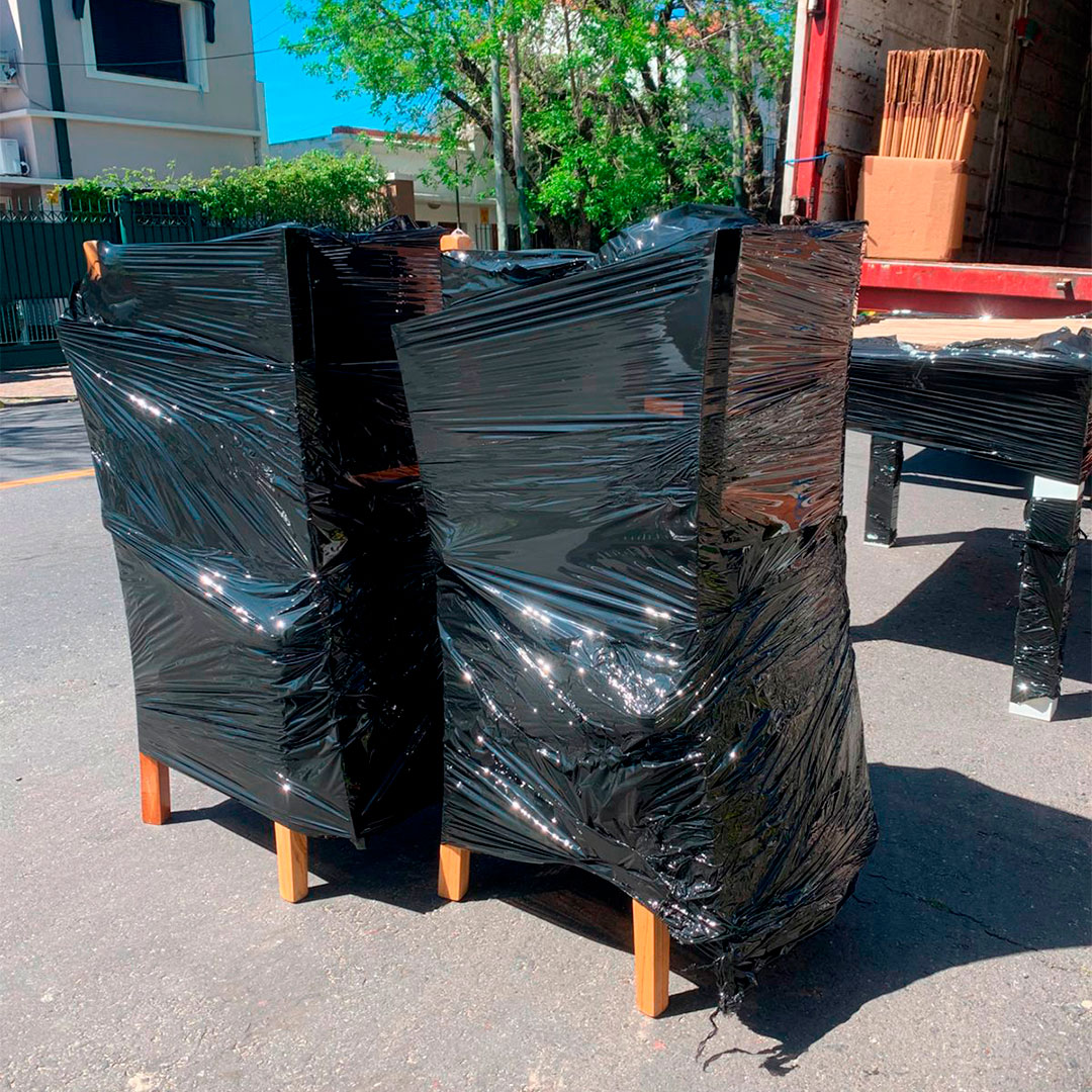 Equipo descargando cajas de un camión