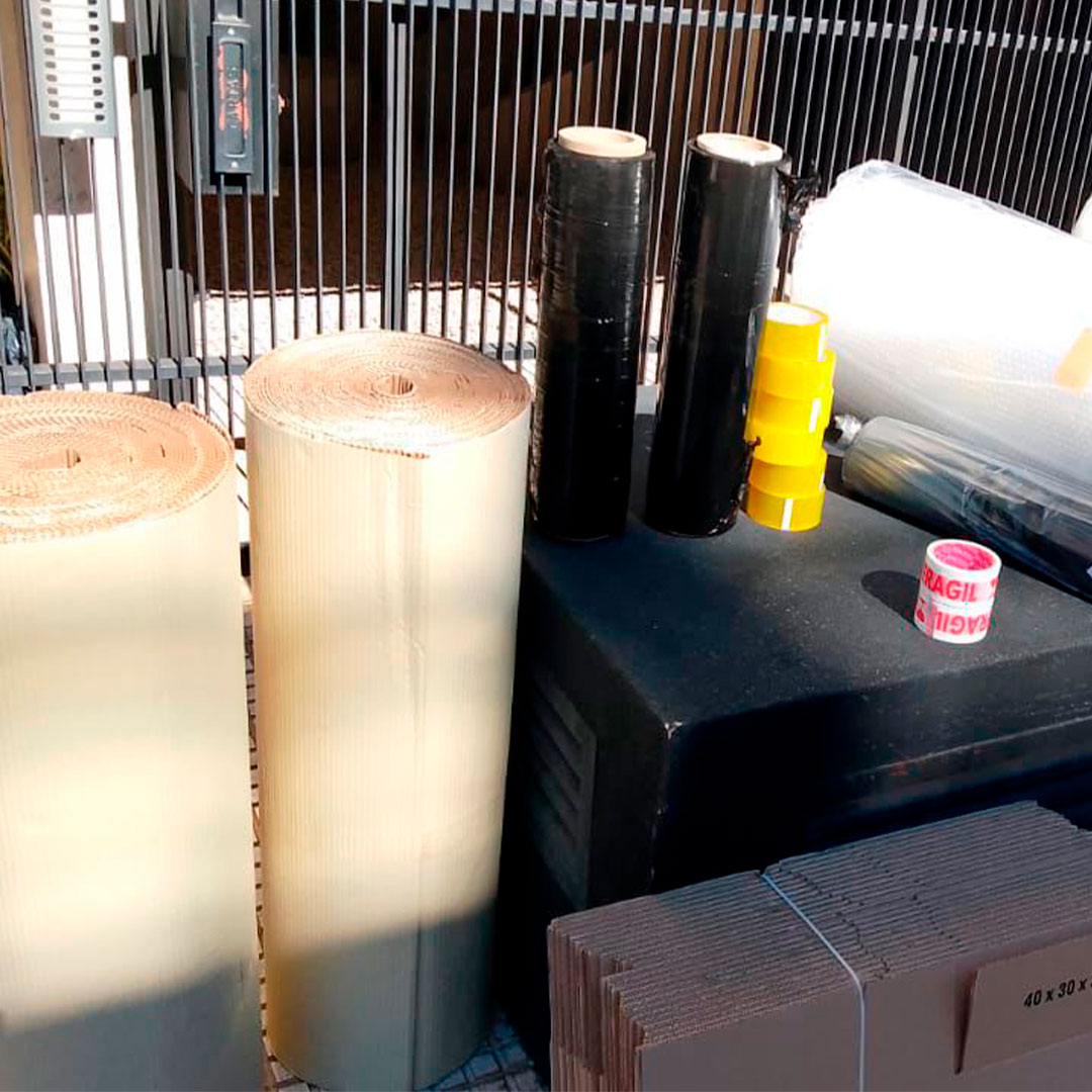 Personal asegurando la carga dentro del camión